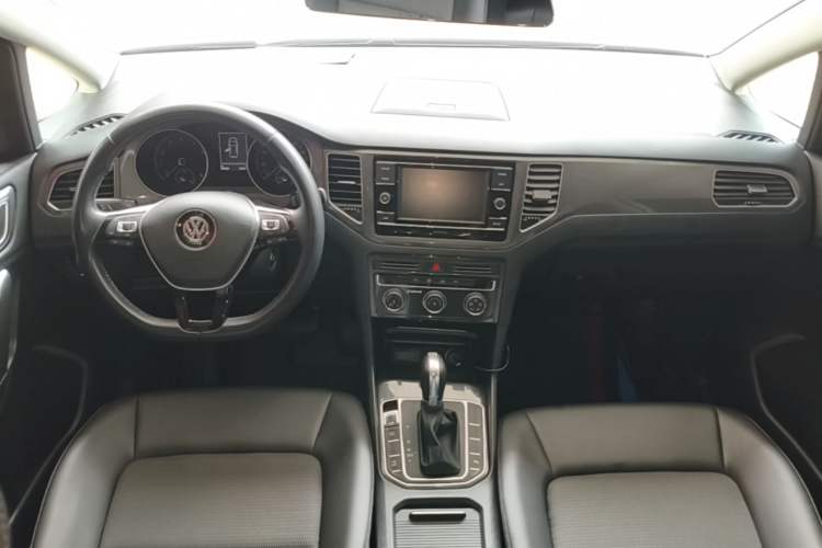 Used Volkswagen Golf Sportsvan 2018 230TSI Automatic Trend Edition Center Console