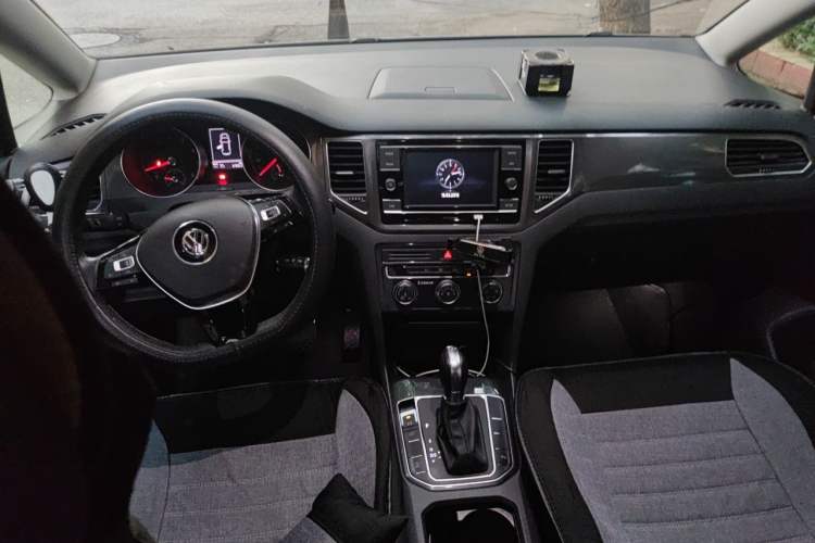 Used Volkswagen Golf Sportsvan 2018 230TSI Automatic Trend Edition Center Console