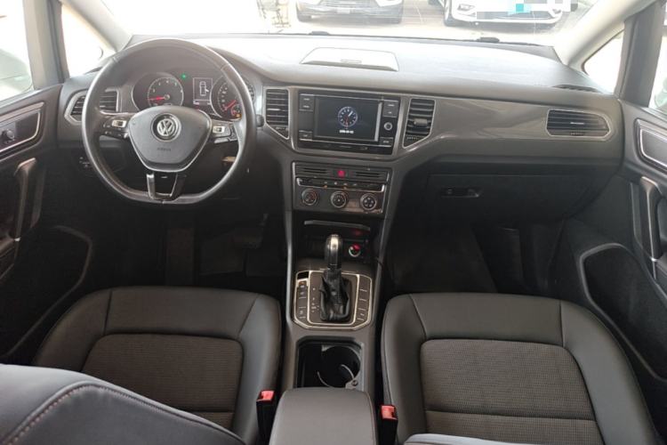 Used Volkswagen Golf Sportsvan 2018 230TSI Automatic Trend Edition Center Console
