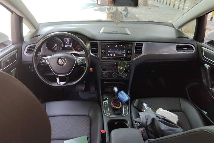 Used Volkswagen Golf Sportsvan 2018 230TSI Automatic Trend Edition Center Console