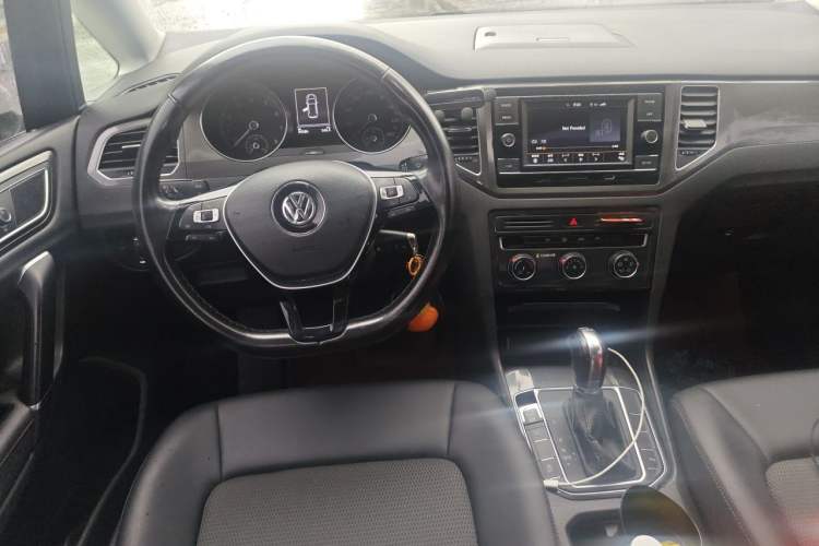 Used Volkswagen Golf Sportsvan 2018 230TSI Automatic Trend Edition Center Console