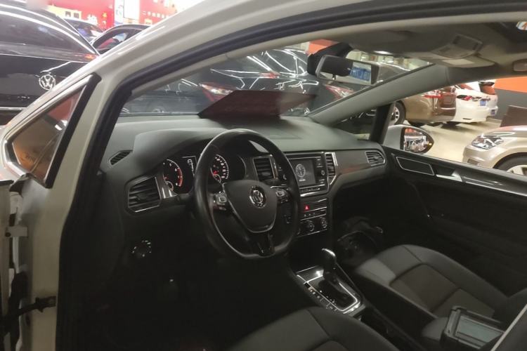 Used Volkswagen Golf Sportsvan 2018 230TSI Automatic Trend Edition Center Console