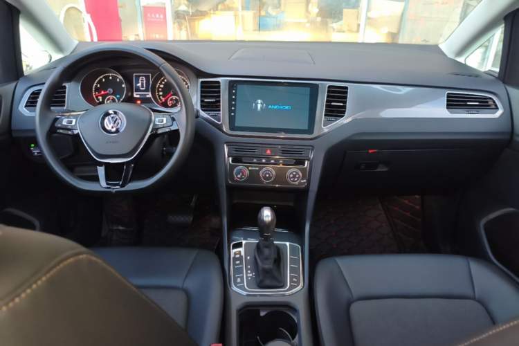 Used Volkswagen Golf Sportsvan 2018 230TSI Automatic Trend Edition Center Console