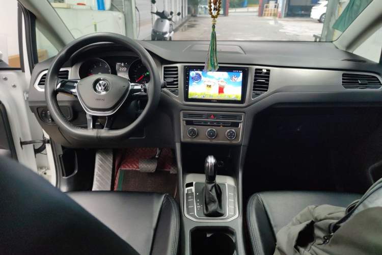 Used Volkswagen Golf Sportsvan 2018 1.6L Automatic Comfort Model Center Console