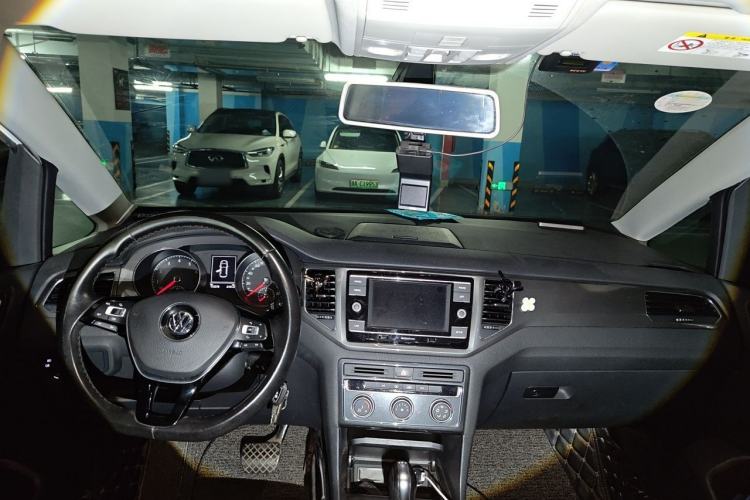 Used Volkswagen Golf Sportsvan 2018 230TSI Automatic Trend Edition Center Console