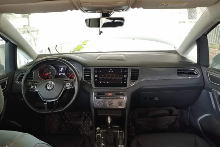 Used Volkswagen Golf Sportsvan 2018 230TSI Automatic Luxury Model Center Console