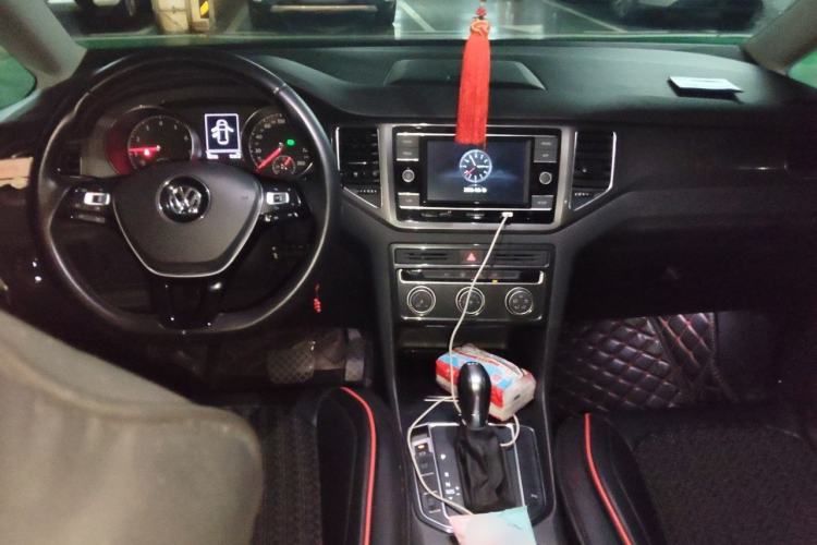Used Volkswagen Golf Sportsvan 2018 230TSI Automatic Trend Edition Center Console