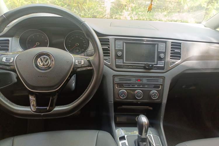 Used Volkswagen Golf Sportsvan 2018 230TSI Automatic Trend Edition Center Console