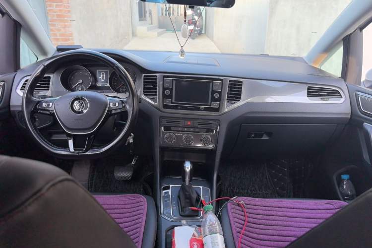Used Volkswagen Golf Sportsvan 2018 230TSI Automatic Trend Edition Center Console