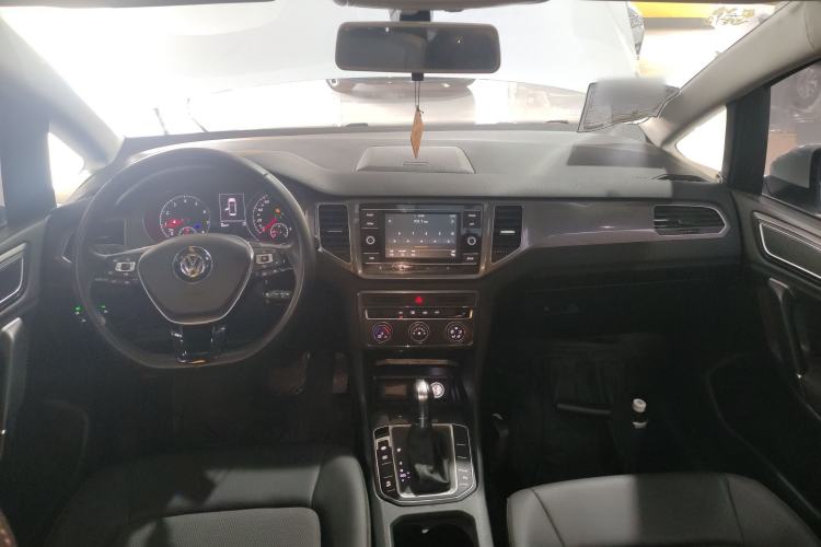 Used Volkswagen Golf Sportsvan 2018 230TSI Automatic Trend Edition Center Console