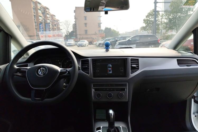 Used Volkswagen Golf Sportsvan 2018 1.6L Automatic Comfort Model Center Console