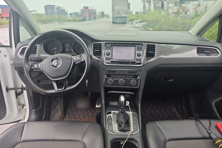 Used Volkswagen Golf Sportsvan 2018 230TSI Automatic Trend Edition Center Console