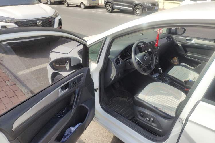 Used Volkswagen Golf Sportsvan 2018 1.6L Automatic Comfort Model Driver Seat