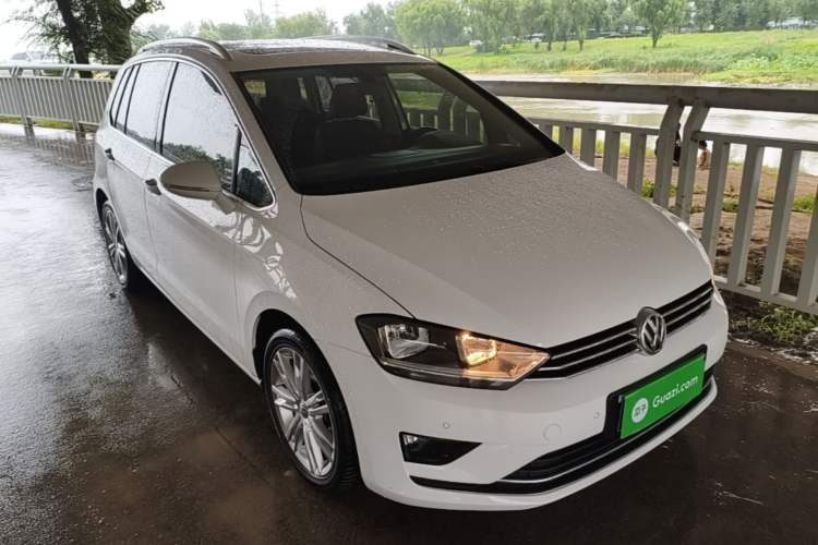 Used Volkswagen Golf Sportsvan 2018 230TSI Automatic Luxury Model Front Right 45 Deg