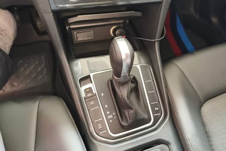 Used Volkswagen Golf Sportsvan 2018 230TSI Automatic Trend Edition Gear Lever