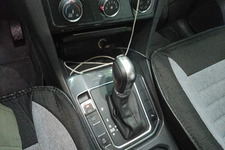 Used Volkswagen Golf Sportsvan 2018 230TSI Automatic Trend Edition Gear Lever