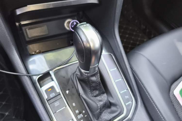 Used Volkswagen Golf Sportsvan 2018 230TSI Automatic Trend Edition Gear Lever