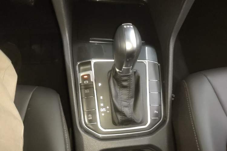 Used Volkswagen Golf Sportsvan 2018 230TSI Automatic Trend Edition Gear Lever