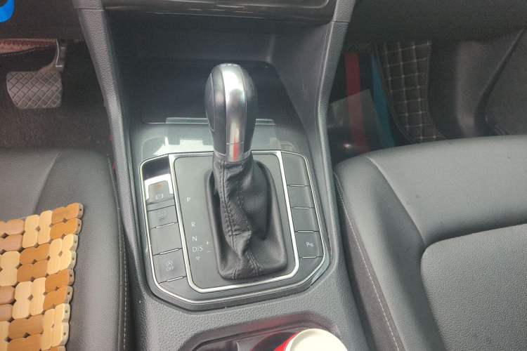 Used Volkswagen Golf Sportsvan 2018 230TSI Automatic Trend Edition Gear Lever