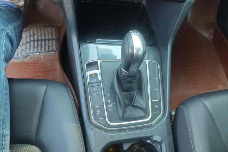 Used Volkswagen Golf Sportsvan 2018 230TSI Automatic Trend Edition Gear Lever