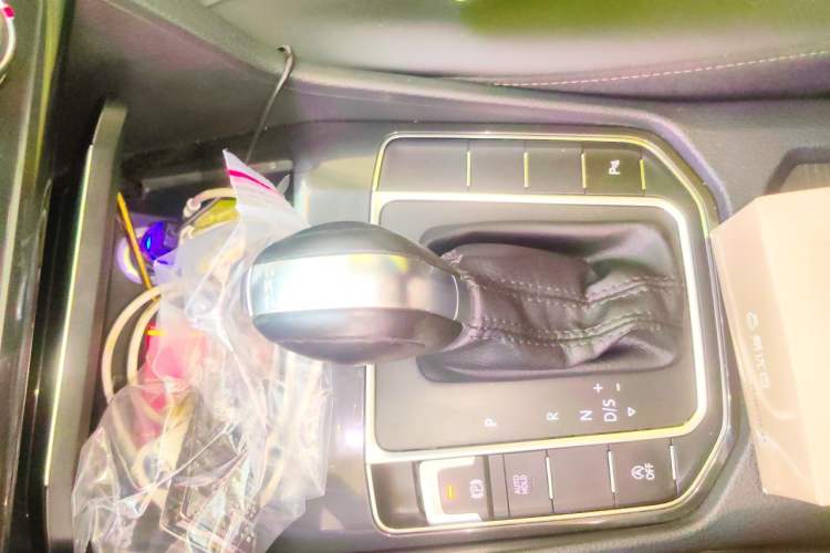 Used Volkswagen Golf Sportsvan 2018 230TSI Automatic Trend Edition Gear Lever
