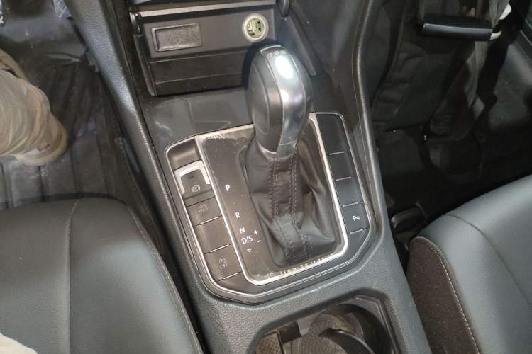 Used Volkswagen Golf Sportsvan 2018 230TSI Automatic Trend Edition Gear Lever