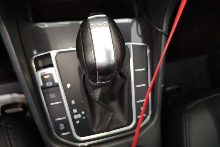 Used Volkswagen Golf Sportsvan 2018 230TSI Automatic Trend Edition Gear Lever