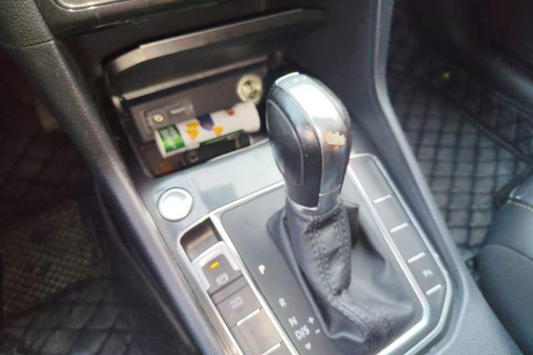 Used Volkswagen Golf Sportsvan 2018 230TSI Automatic Luxury Model Gear Lever