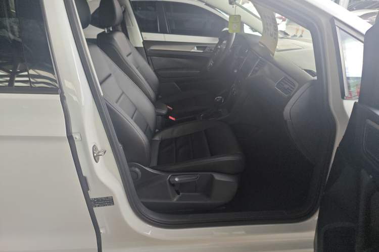 Used Volkswagen Golf Sportsvan 2018 1.6L Automatic Comfort Model Interior 1