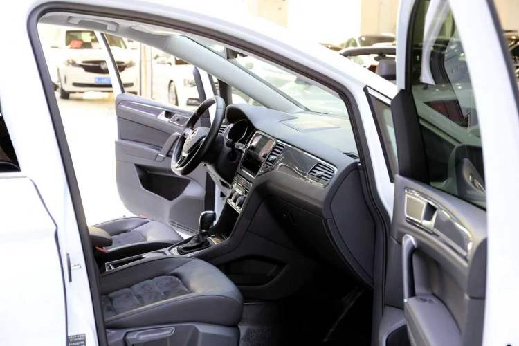 Used Volkswagen Golf Sportsvan 2018 230TSI Automatic Luxury Model Interior 10