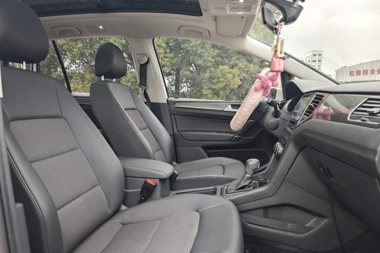 Used Volkswagen Golf Sportsvan 2018 230TSI Automatic Trend Edition Interior 3