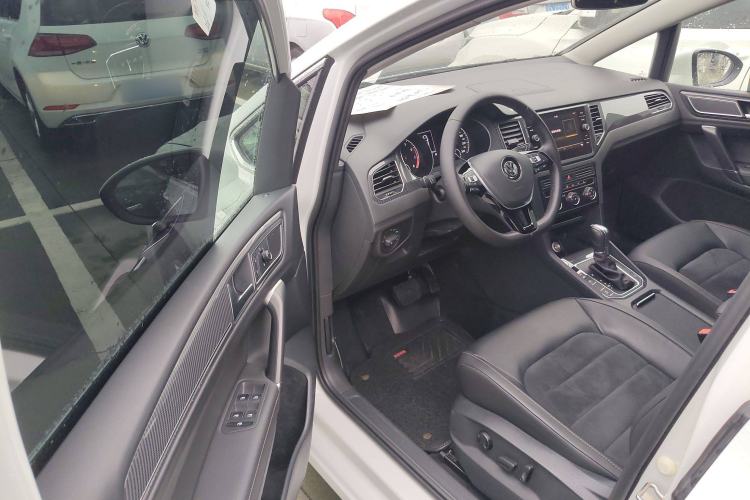 Used Volkswagen Golf Sportsvan 2018 230TSI Automatic Luxury Model Interior 3