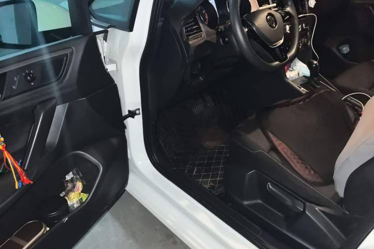 Used Volkswagen Golf Sportsvan 2018 1.6L Automatic Comfort Model Interior 3