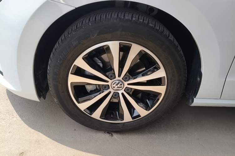 Used Volkswagen Golf Sportsvan 2018 230TSI Automatic Trend Edition Left Front Wheel Hub