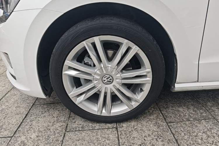 Used Volkswagen Golf Sportsvan 2018 280TSI Automatic Luxury Model Left Front Wheel Hub