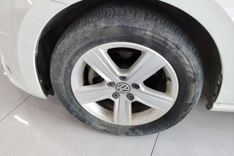 Used Volkswagen Golf Sportsvan 2018 1.6L Automatic Comfort Model Left Front Wheel Hub