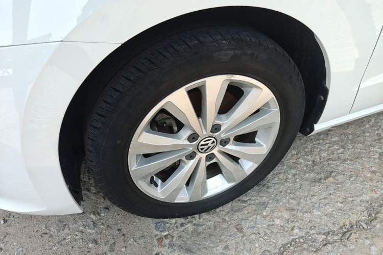 Used Volkswagen Golf Sportsvan 2018 230TSI Automatic Trend Edition Left Front Wheel Hub