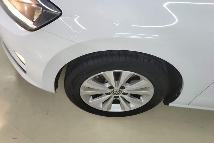 Used Volkswagen Golf Sportsvan 2018 230TSI Automatic Trend Edition Left Front Wheel Hub