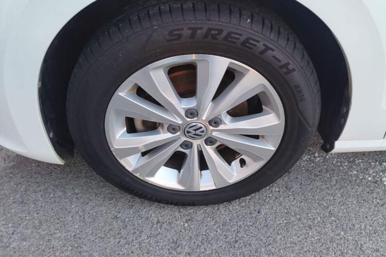 Used Volkswagen Golf Sportsvan 2018 230TSI Automatic Trend Edition Left Front Wheel Hub