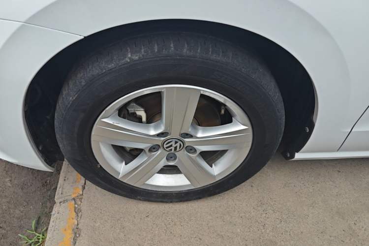 Used Volkswagen Golf Sportsvan 2018 1.6L Automatic Comfort Model Left Front Wheel Hub