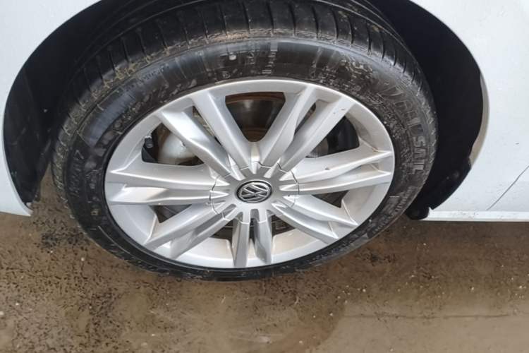 Used Volkswagen Golf Sportsvan 2018 230TSI Automatic Luxury Model Left Front Wheel Hub