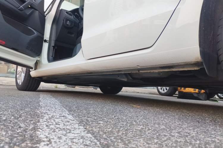Used Volkswagen Golf Sportsvan 2018 230TSI Automatic Trend Edition Left Side Sill