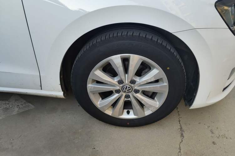 Used Volkswagen Golf Sportsvan 2018 230TSI Automatic Trend Edition Right Front Wheel Hub