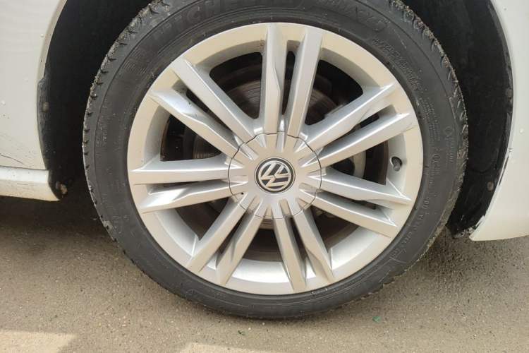 Used Volkswagen Golf Sportsvan 2018 230TSI Automatic Luxury Model Right Front Wheel Hub