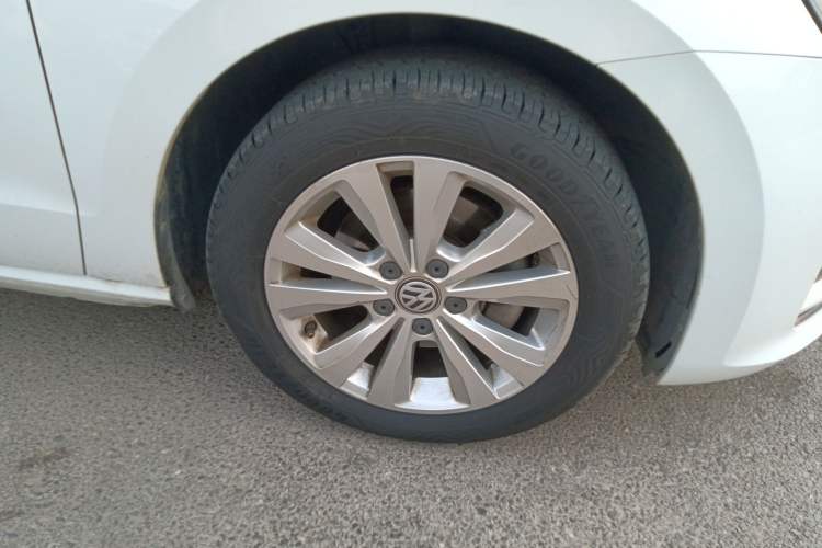 Used Volkswagen Golf Sportsvan 2018 230TSI Automatic Trend Edition Right Front Wheel Hub