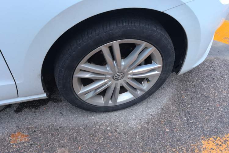 Used Volkswagen Golf Sportsvan 2018 280TSI Automatic Luxury Model Right Front Wheel Hub
