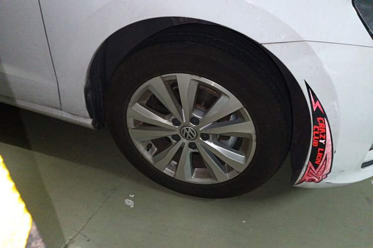 Used Volkswagen Golf Sportsvan 2018 230TSI Automatic Trend Edition Right Front Wheel Hub