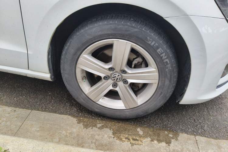 Used Volkswagen Golf Sportsvan 2018 1.6L Automatic Comfort Model Right Front Wheel Hub