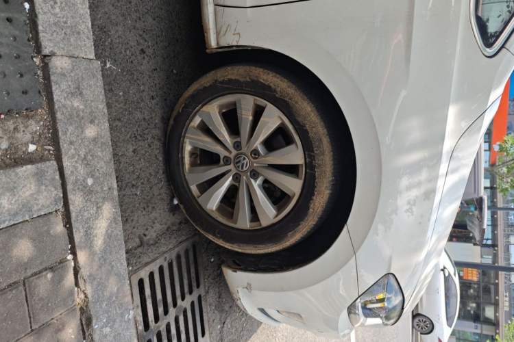 Used Volkswagen Golf Sportsvan 2018 230TSI Automatic Trend Edition Right Front Wheel Hub