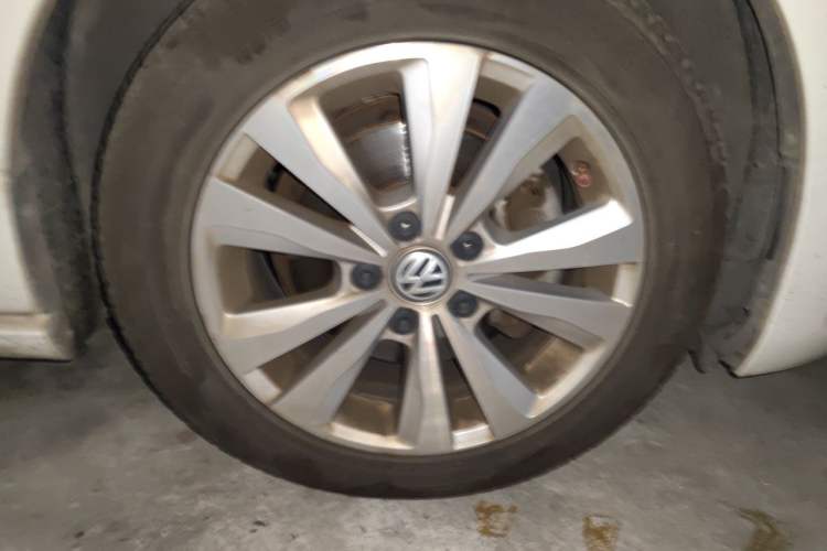 Used Volkswagen Golf Sportsvan 2018 230TSI Automatic Trend Edition Right Front Wheel Hub